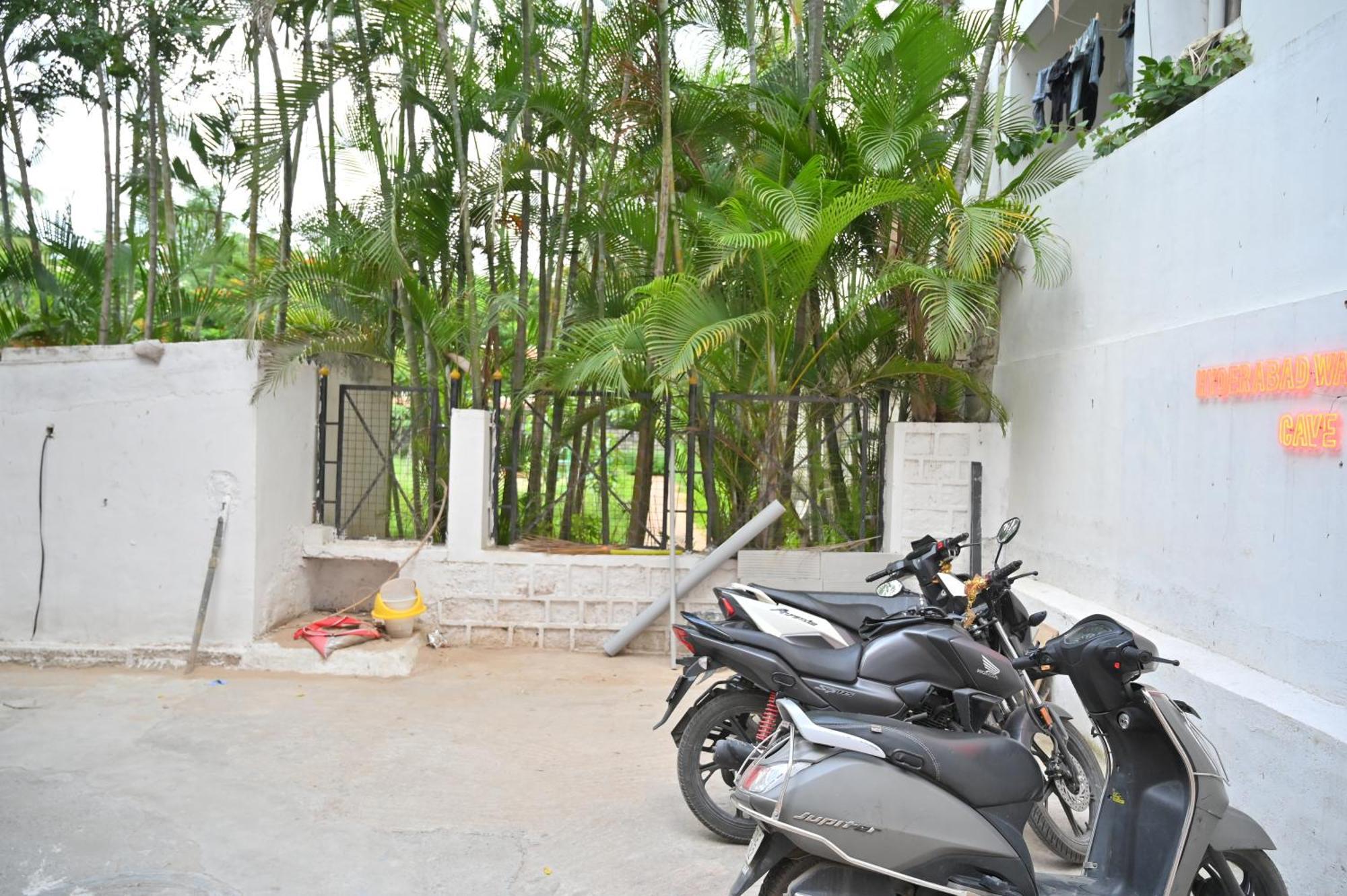 Hyderabad Wanderers Cave Hotel ภายนอก รูปภาพ