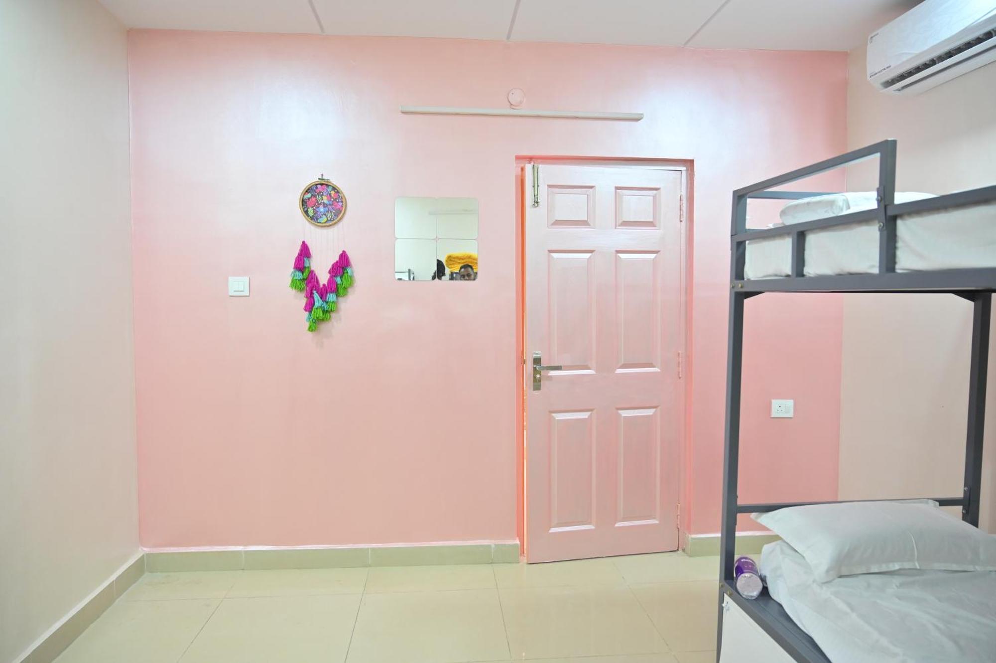 Hyderabad Wanderers Cave Hotel ภายนอก รูปภาพ